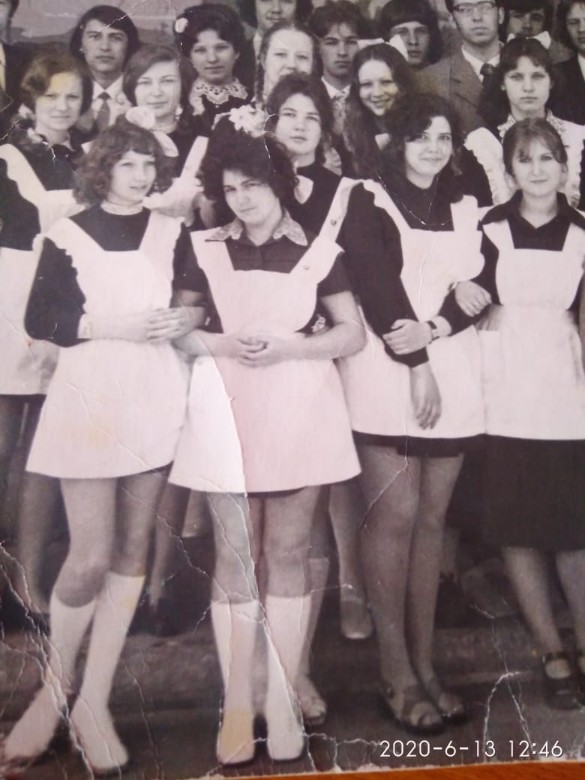 Ирина Фомина и Ирина Стерхова (брюнетка справа в нижнем ряду) были дружны со школы. Фото: Личный архив