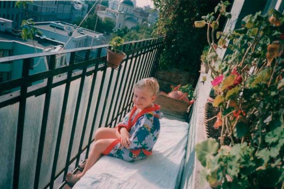 Илья Борецкий в детстве любил сидеть на балконе той самой квартиры. Фото: личный архив