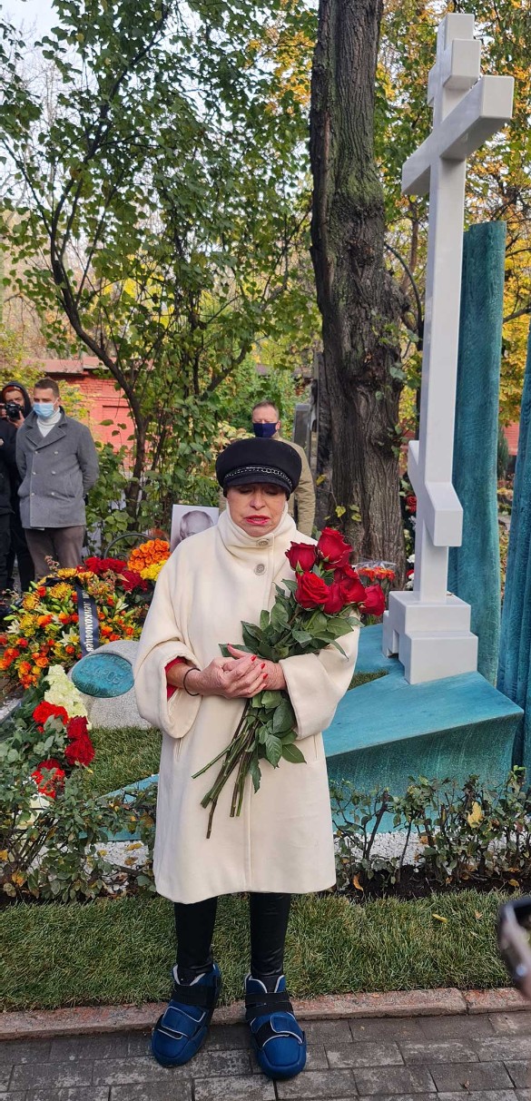 Людмила Поргина у могилы Марка Захарова. Фото: Дни.ру