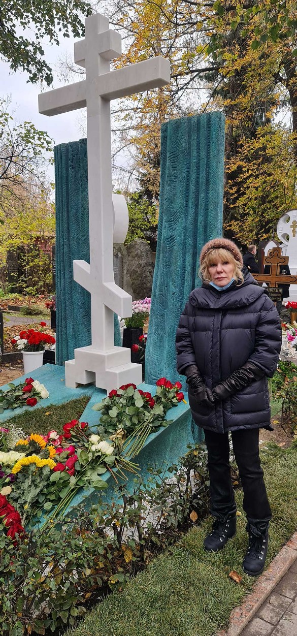 Александра Захарова на могиле отца. Фото: Дни.ру