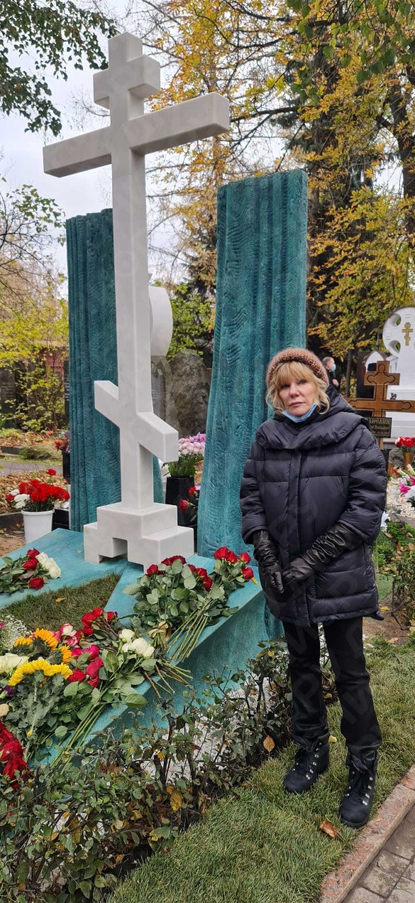Александра Захарова у памятника отцу. Фото: Дни.ру