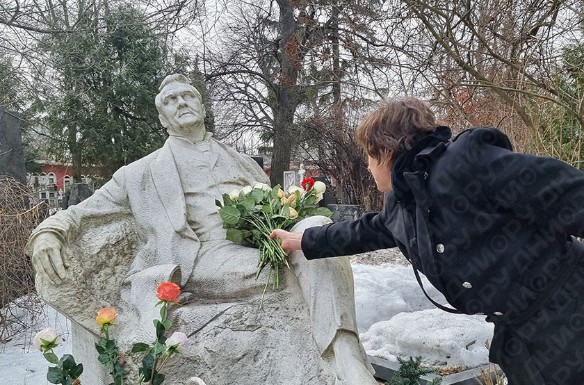 Прохор Шаляпин на могиле Федора Шаляпина. Фото: Феликс Грозданов / Дни.ру