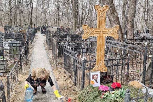 Виталина Цымбалюк-Романовская убирает к Пасхе на могиле бывшего мужа. Фото: Дни.ру