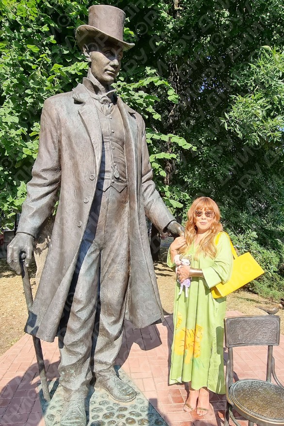 Анита Цой у памятника самому высокому человек – рост Федора Махнова составлял 285 сантиметров. Фото: Феликс Грозданов / Дни.ру