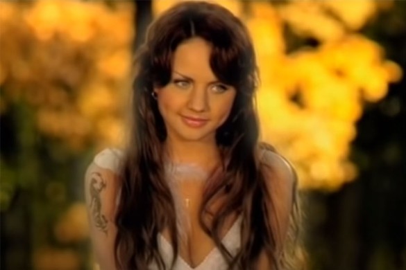 Фото МакSим из клипа на хит "Нежность".  В 2007 году песня была переработана и выпущена под названием "Наше лето" совместно с рэпером Бастой. Кадр youtube.com