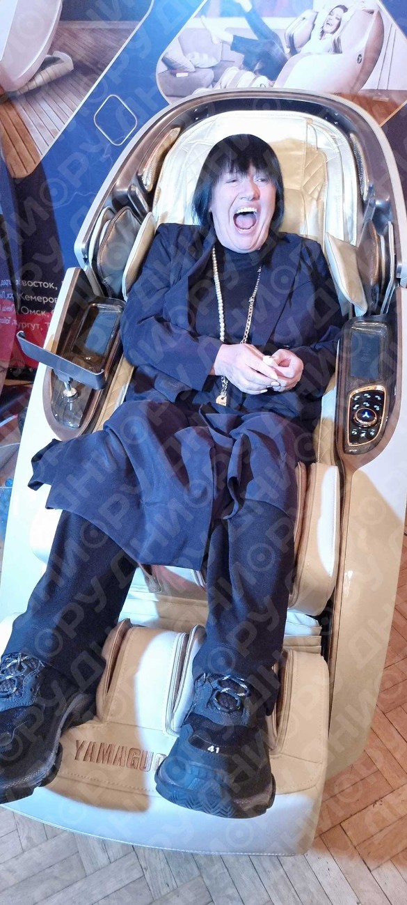 Алла Духова испытала массажное кресло. Фото: Дни.ру