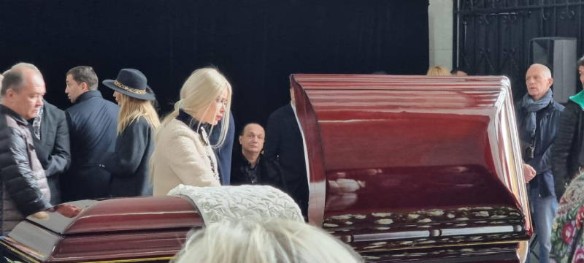 Алена Кравец на прощании с Борисом Моисеевым. Фото: Дни.ру