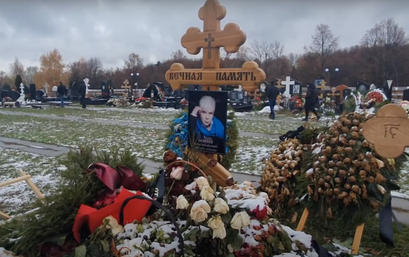 Могила Моисеева на Троекуровском кладбище выглядит заброшенной