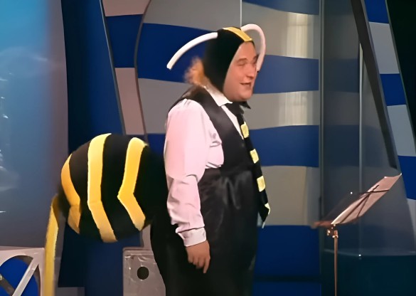"Пчелка" из шоу Петросяна. Кадр YouTube / @PetrosyanLive