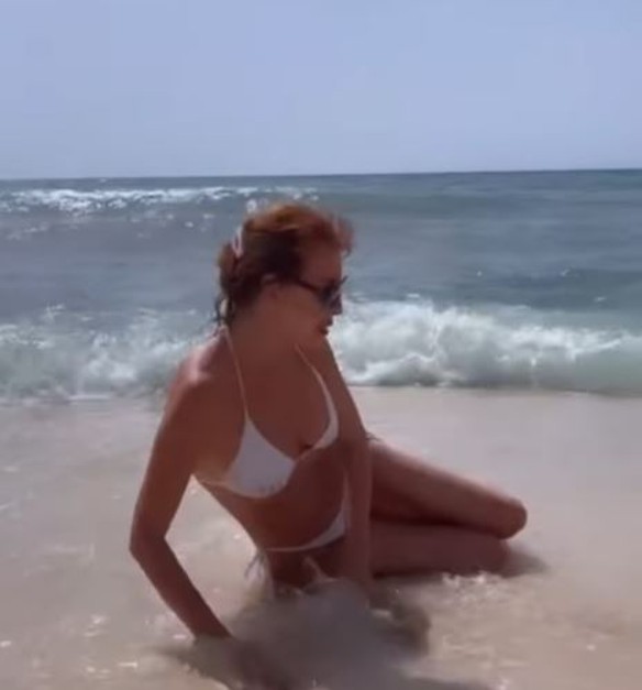 Наталья Штурм разлеглась в белом купальнике на песочке. Фото: соцсети`