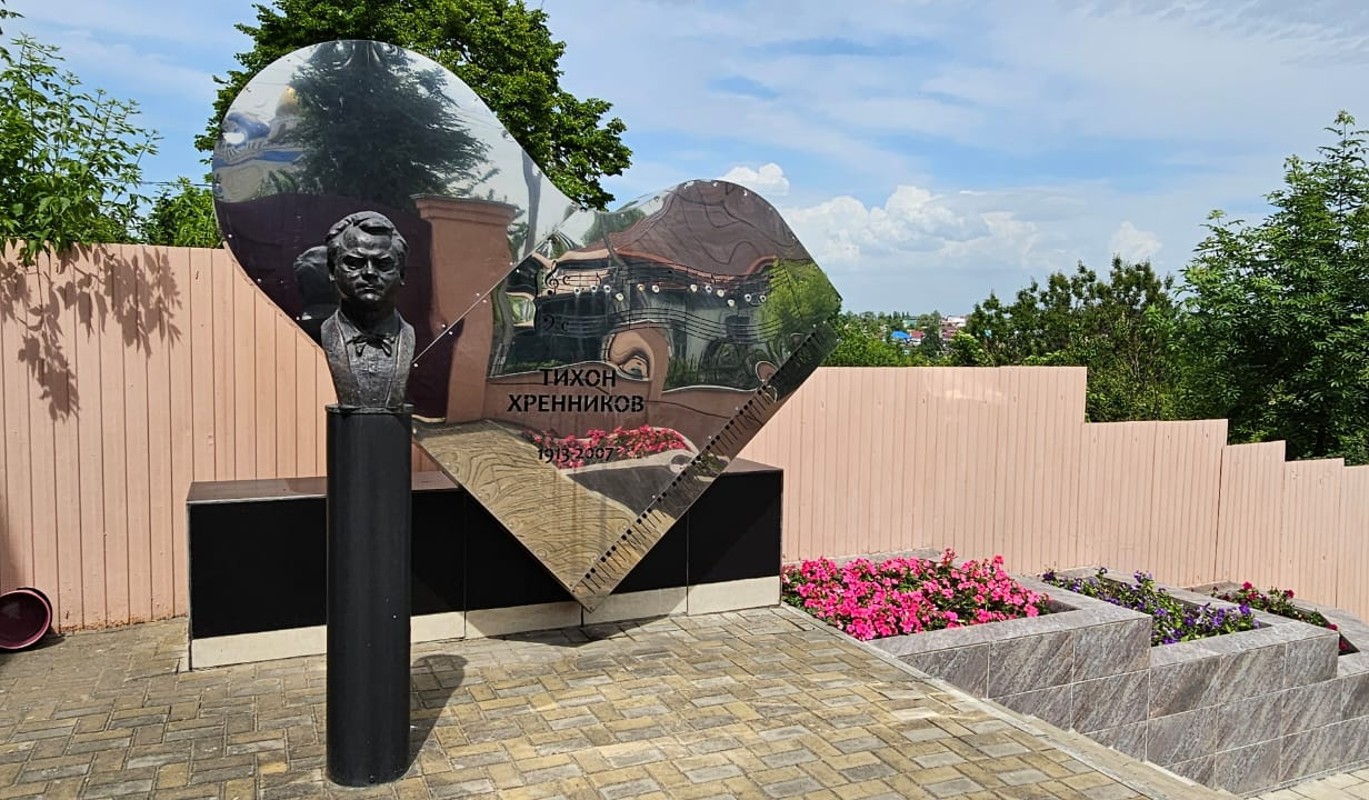 Как выглядит могила похороненного вне кладбища композитора Тихона Хренникова 