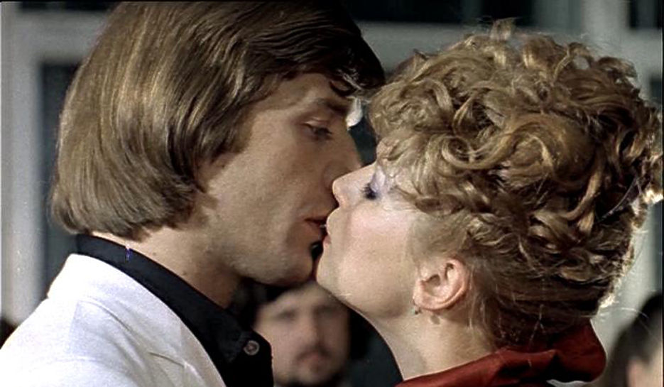[ТЕСТ]: Угадайте советский фильм по кадру со страстным поцелуем
